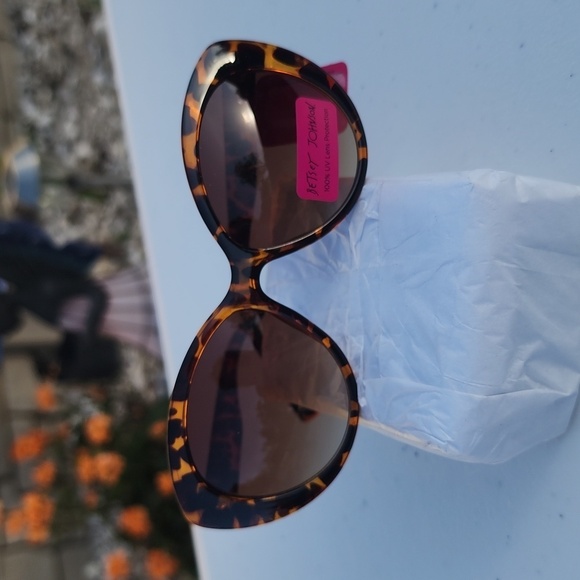 BETSEY JOHNSON SUNGLASSES - Picture 6 of 6